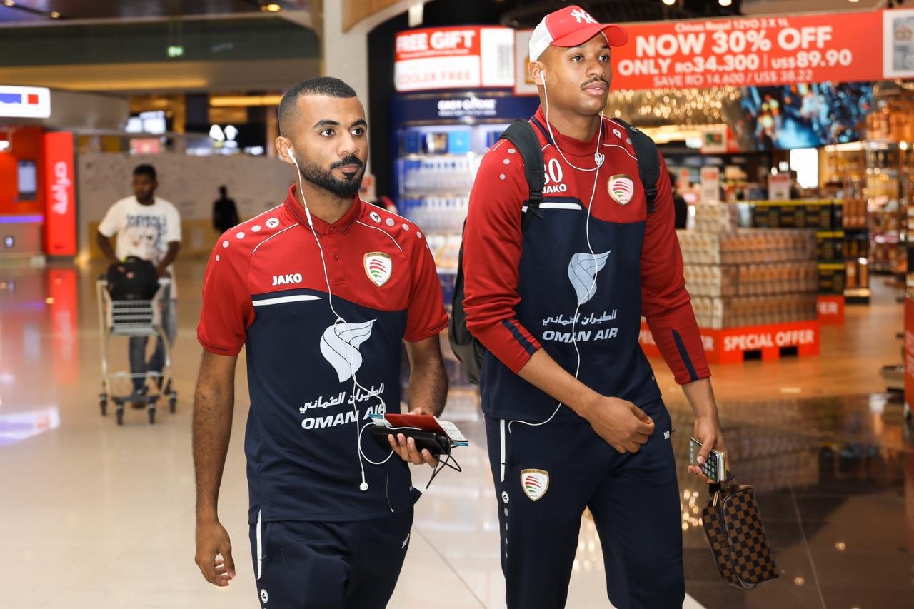 منتخب عمان يطير إلى قطر 