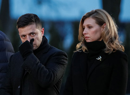 الرئيس الأوكراني فولوديمير زيلينسكي وزوجته أولينا يزوران نصب تذكاري لضحايا هولودومور