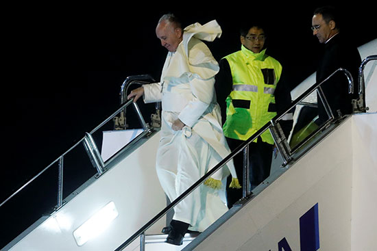 بابا الفاتيكان لدى نزوله من الطائرة