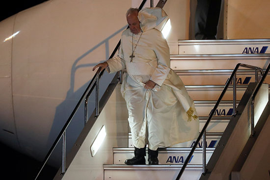 بابا الفاتيكان فور وصوله لليابان