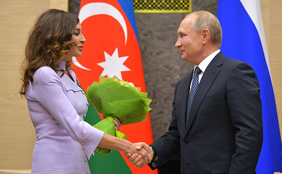 بوتين يصافح نائبة رئيس أذربيجان