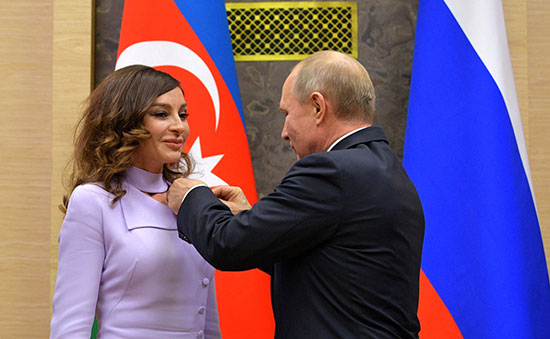 بوتين يقلد أعلى وسام روسى لزوجة رئيس أذربيجان