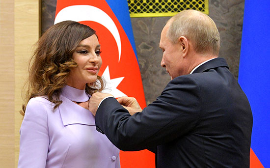 بوتين يقلد نائبة رئيس أذربيجان