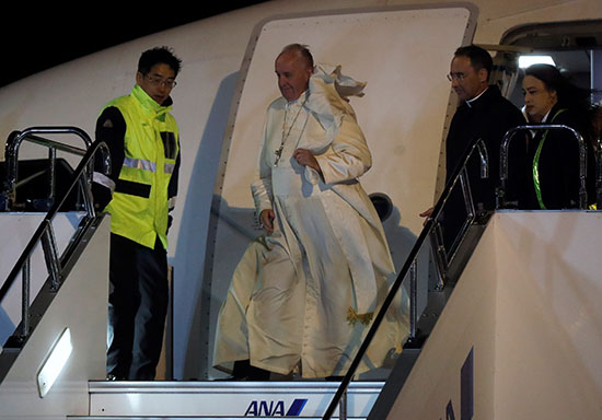 وصول بابا الفاتيكان إلى مطار هانيدا في طوكيو