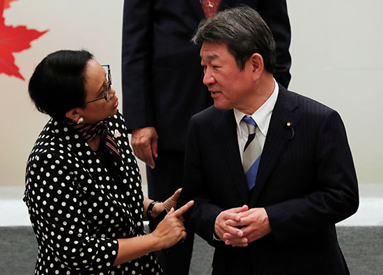 لقاء جانبى بين وزير الخارجية اليابانى ونظيرته الإندونيسية
