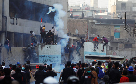 المتظاهرون العراقيون يشاركون في الاحتجاجات المستمرة المناهضة للحكومة