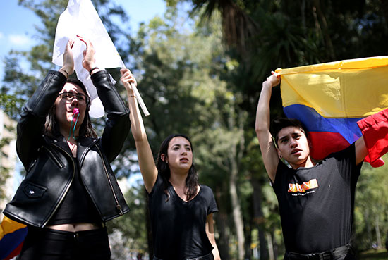 متظاهرون يرفعون كلم كولومبيا