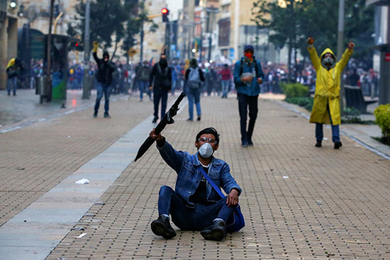 متظاهر يفترش الأرض فى كولومبيا