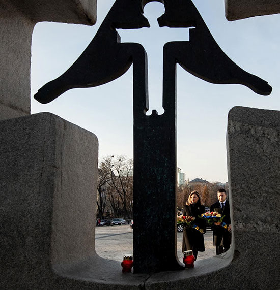 الرئيس الأوكراني وزوجته يزوران نصب تذكاري لضحايا هولودومور في كييف