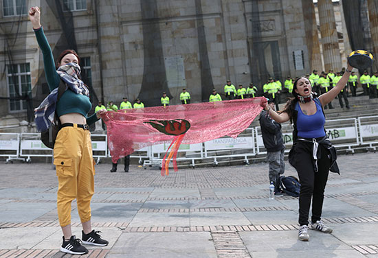 المتظاهرون يحضرون احتجاجًا في ميدان بوليفار مع استمرار الإضراب في بوجوتا