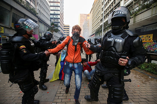 الشرطة تقبض على أحد المتظاهرين