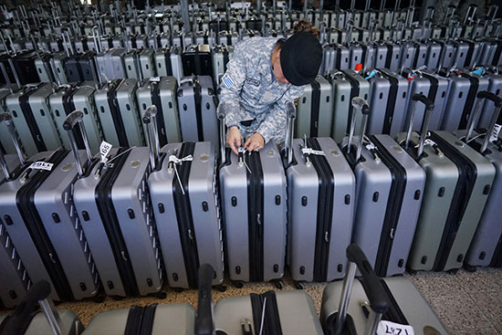 حارس يراجع العلامات على حقائب تحتوي على مواد اقتراع للانتخابات الرئاسية الثانية