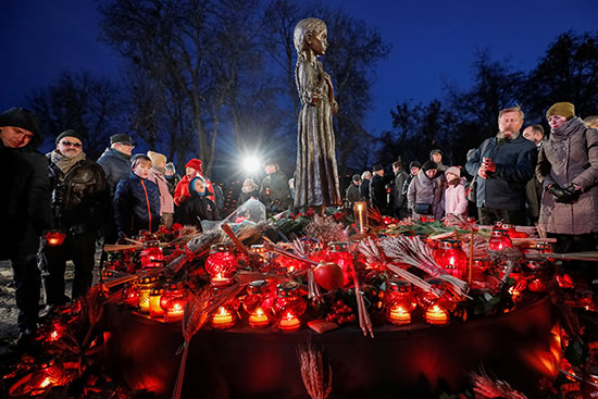 الناس يزورون نصب تذكاري لضحايا هولودومور في كييف