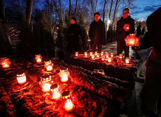 الناس يشعلون الشموع إحياءا لذكرى ضحايا الابادة