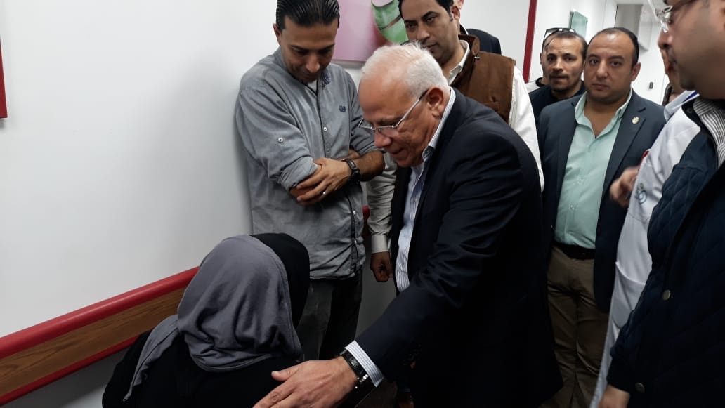 محافظ بورسعيد يتابع سير العمل بمستشفى النصر  (3)