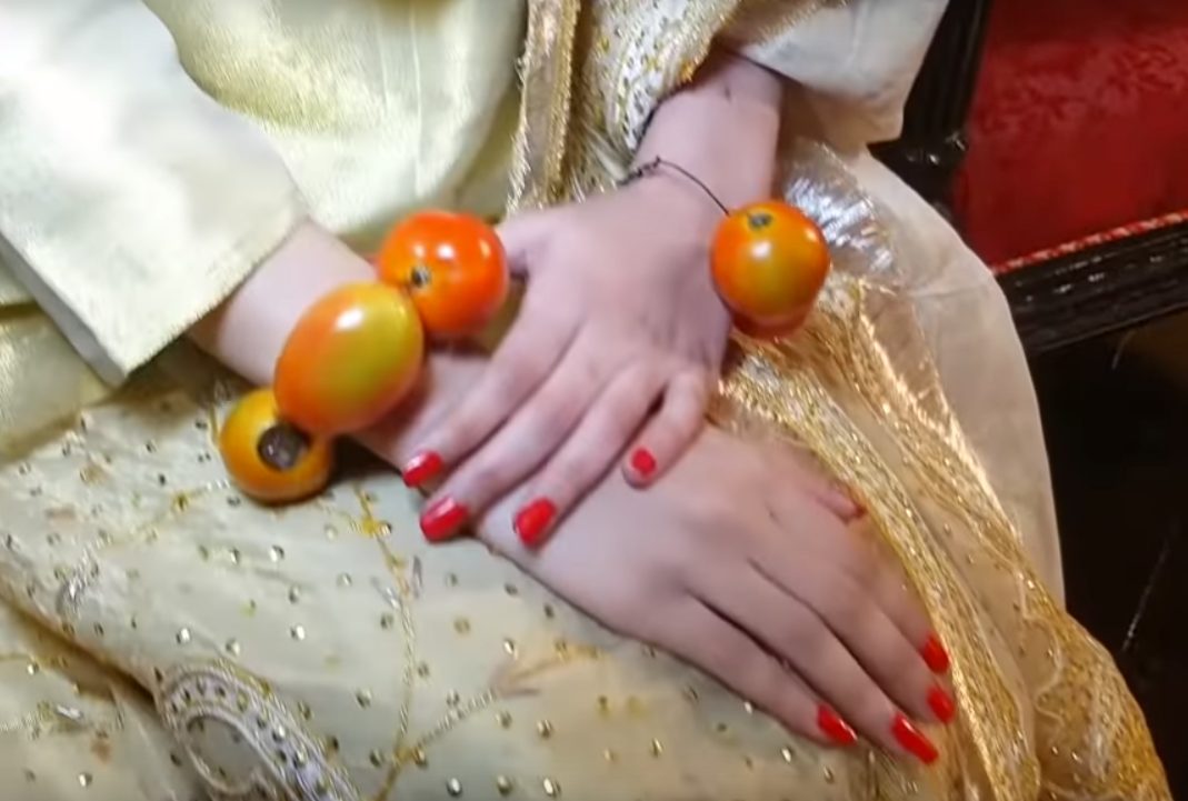 العروس ترتدى الطماطم كإكسسوارات