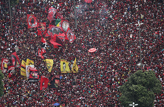 مئات الألاف من جماهير فلامنجو البرازيلى يحتفلون بفوز فريقهم