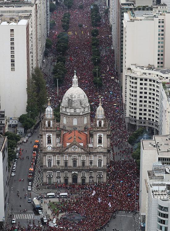 أعداد غفيرة من جمهور نادى فلامنجو يحتشدون فى شوارع البرازيل للاحتفال بفريقهم