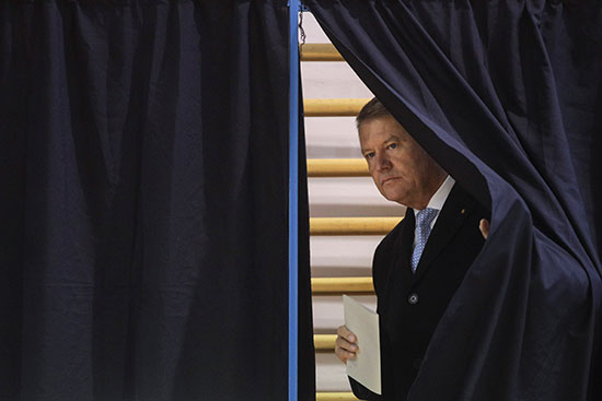 المرشح الحالي كلاوس يوهانيس يغادر كشك الاقتراع في الجولة الثانية من الانتخابات الرئاسية