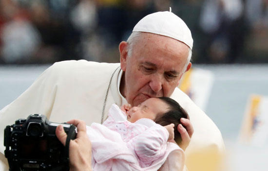 البابا-يقبل-طفلا
