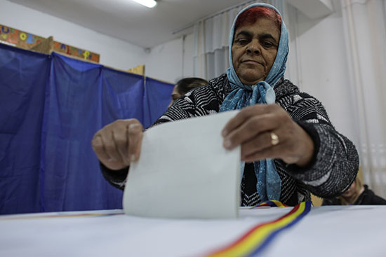 رومانية تدلي بصوتها خلال الجولة الثانية من الانتخابات الرئاسية في فروموساني