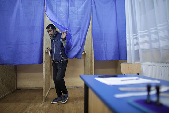 روماني يدلي بصوته خلال الجولة الثانية من الانتخابات الرئاسية في فروموساني
