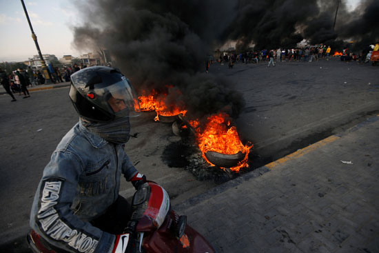 متظاهرون يحرقون إطارات السيارات فى البصرة