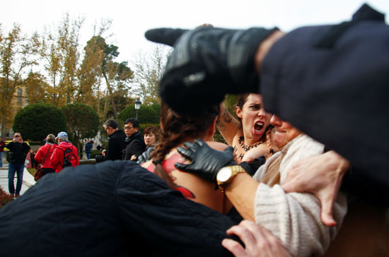 اشتباكات-بين-متظاهرات-والشرطة-فى-أسبانيا