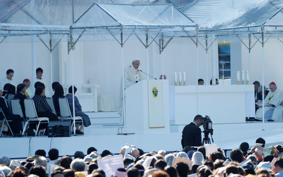 البابا-يلقى-كلمته-أمام-ألاف-الحضور
