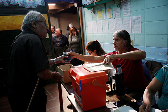 عملية التصويت داخل مركز اقتراع فى إل سيرو ، مونتيفيديو