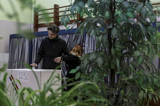طالب جامعي روماني يدلي بصوته خلال الجولة الثانية من الانتخابات الرئاسية