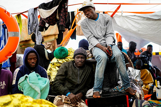 مهاجرون على سطح قارب إنقاذ