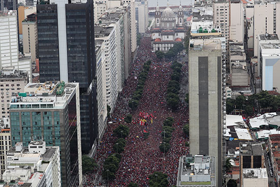 مئات الألاف من مشجعى نادى فلامنجو يحتفلون بقريقهم فى شوارع البرازيل