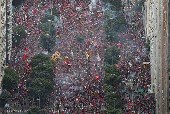 نادى فلامنجو البرازيلي يحتشدون للاحتفال بنصره على ريفير بليت الأرجنتينى