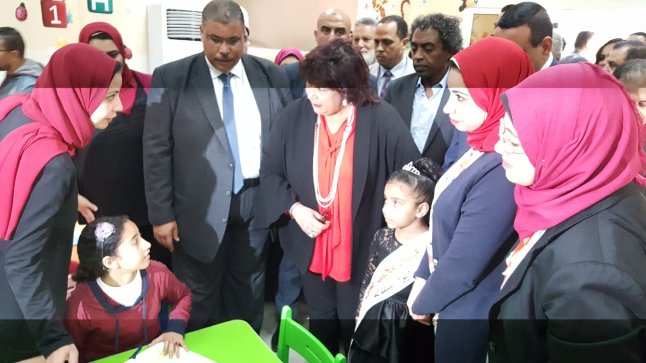 وزيرة الثقافة ومحافظ البحيرة تفتتح مكتبة كفر الدوار (7)