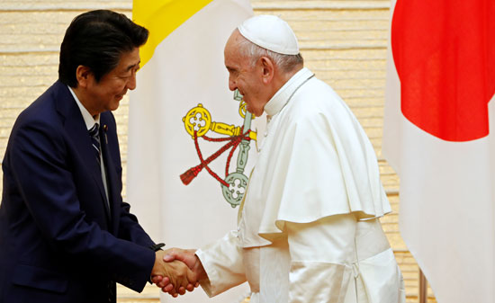 مصافحة-بين-رئيس-وزراء-اليابان-والبابا-فرنسيس