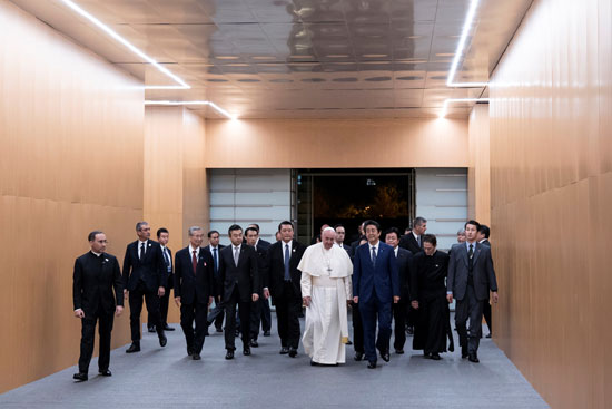 رئيس-الوزراء-اليابان-يصطحب-البابا-فى-مقر-الحكومة