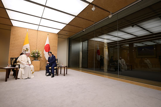 جانب-من-الاجتماع-بين-البابا-ورئيس-الوزراء-اليابانى