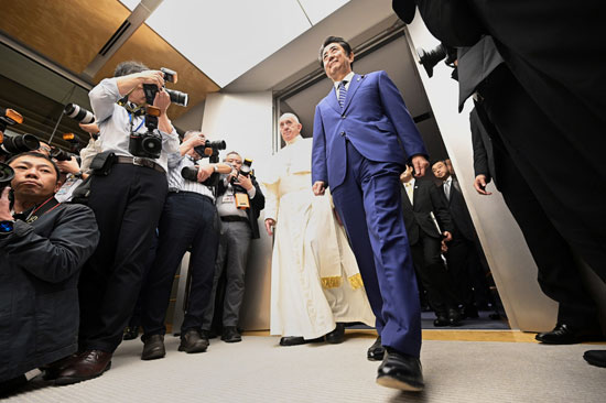 الكاميرات-تلاحق-البابا-ورئيس-وزراء-اليابان