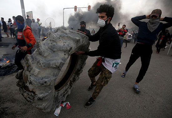 محتجون يجمعون إطارات السيارات لحرقها