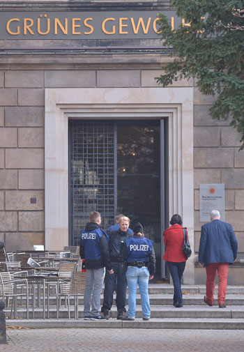 الشرطة-الألمانية-أمام-المتحف