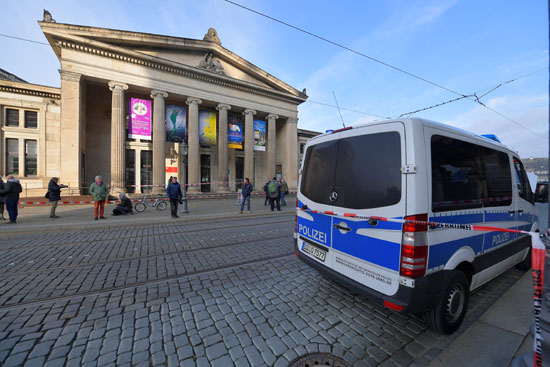 سيارات-الشرطة-الألمانية-تحيط-بمبنى-المتحف