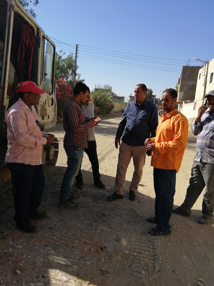 نائب رئيس مدينة الطود يتابع البدء في حفر خطوط محطات الرفع والصرف الصحي (3)