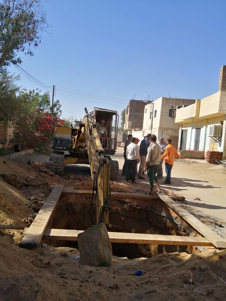 نائب رئيس مدينة الطود يتابع البدء في حفر خطوط محطات الرفع والصرف الصحي (1)