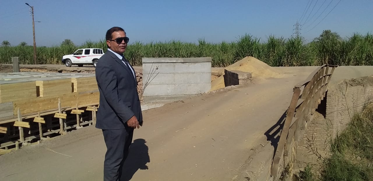 رئيس مدينة الزينية يتفقد أعمال إستكمال كوبري قرية العشي ضمن الخطة الإستثمارية (1)