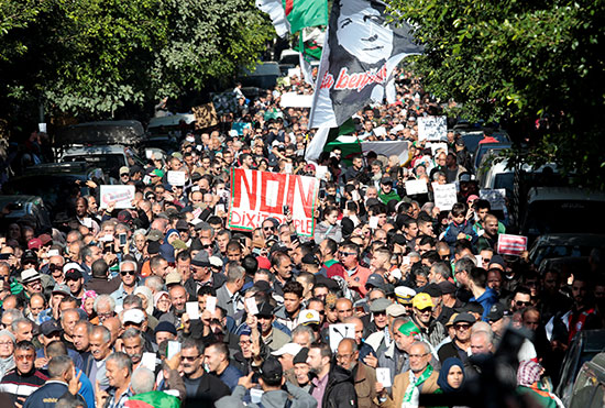احتجاجات عارمة فى الجزائر ضد ترفض الانتخابات الرئاسية القادمة