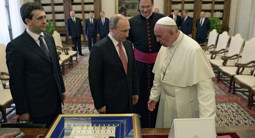 علاقة قوية بين البابا فرنسيس وبوتين