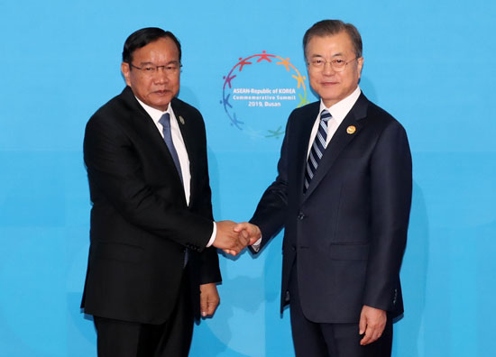 الرئيس-الكوري-الجنوبى-يصافح-نائب-رئيس-الوزراء-الكمبودى-براك-سوخون