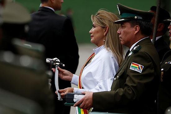 رئيسة بوليفيا المؤقتة تحمل سيفا اثناء حفل أكاديمية الشرطة