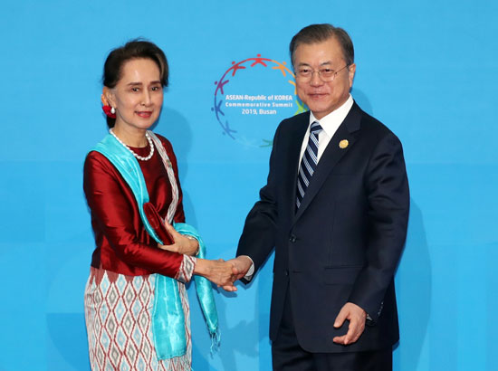 مون-جاى-إن-يصافح-زعيمة-ميانمار-أونج-سان-سو-كى